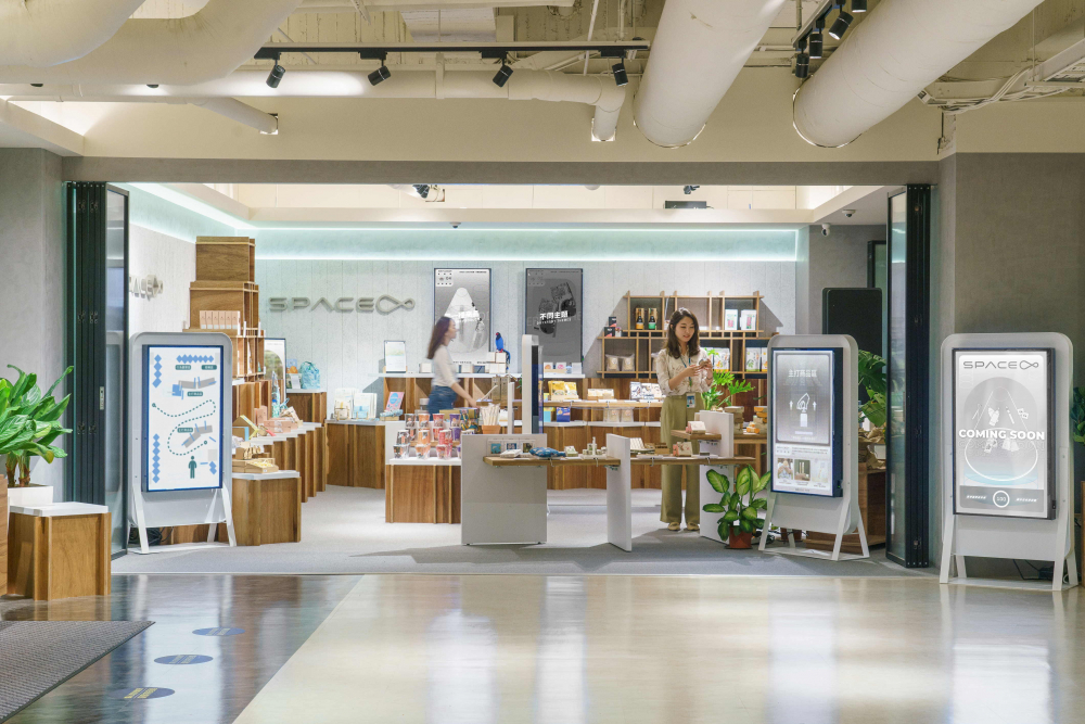 友達打造永續選物商店，展示社企及社創商品 ，結合創利空間所開發的智慧零售系統，整合多元產品資訊  ，讓無人商店扮演公益行動的推手